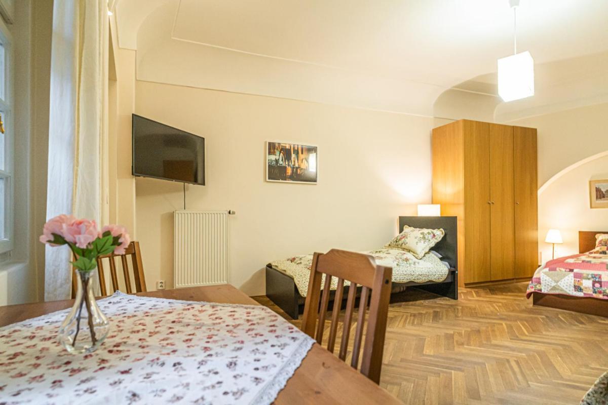 Stylish Studio At Lesser Town, Charles Bridge 3Min By Walk Apartamento Praga Exterior foto